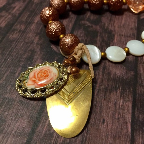 Handmade asymmetrical vintage style rose necklace - Picture 6 of 9